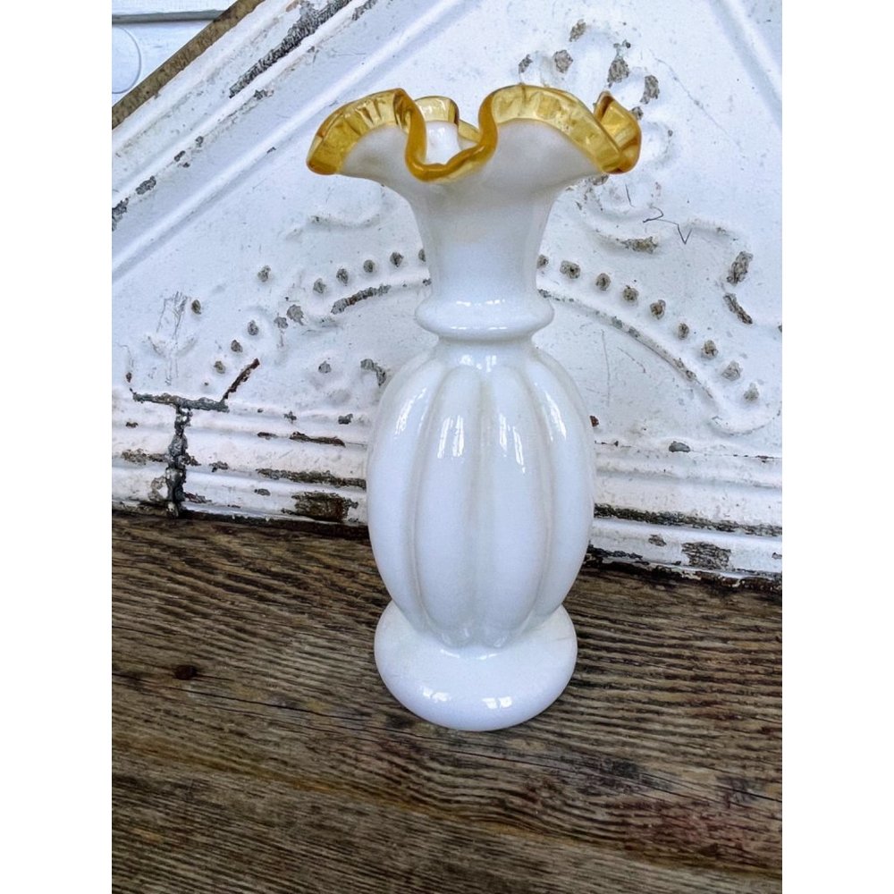 Vintage Fenton Melon Hold Crest Milk Glass Ruffle Crimped Vase - Picture 10 of 11